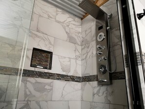 Whirlpool, Haartrockner, Handtücher, Seife