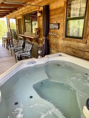 Indoor spa tub - Pet-Friendly Cabin with Sweeping Views Overlooking Fredericksburg, Texas (Fredericksburg)