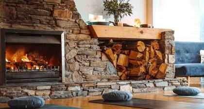 Magical Queenstown Cabin with Lake Views