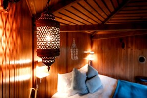 Tabla de planchar con plancha, wifi y ropa de cama 