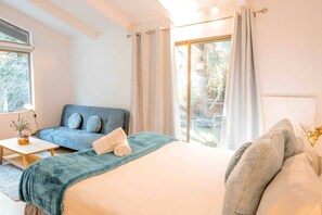 Tabla de planchar con plancha, wifi y ropa de cama 