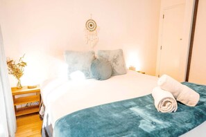Tabla de planchar con plancha, wifi y ropa de cama 