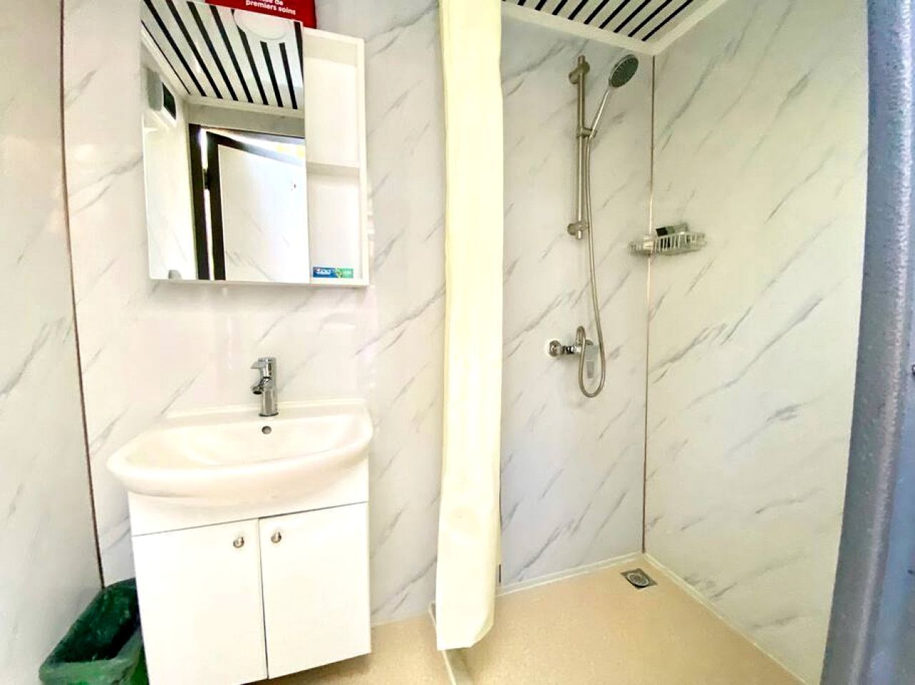 Handtücher, Seife, Shampoo, Toilettenpapier