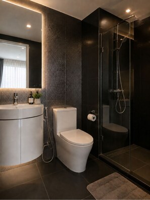 Shower, eco-friendly toiletries, hair dryer, bidet - Cozy 1-bedroom apartment in soothing Krung Thep Maha Nakhon with Train Access (Krung Thep Maha Nakhon)