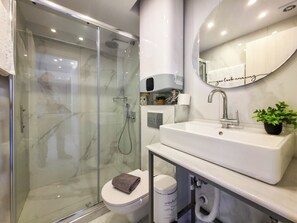 Shower, hair dryer, towels, soap - 2 - IFESTOS Suite by SDR (Paralia)