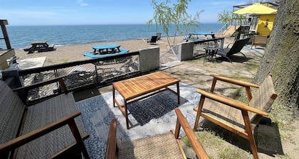 Cozy Lake Tiny House Incredible to Create New Memories in Ontario