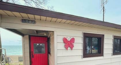 Cozy Lake Tiny House Incredible to Create New Memories in Ontario