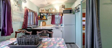 Cafetera y tetera, refrigerador, microondas y horno