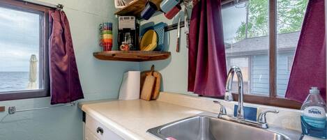 Wasserkocher mit Kaffee-/Teezubehör, Kühlschrank, Mikrowelle, Ofen