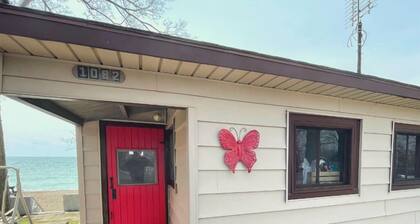Cozy Lake Tiny House Incredible to Create New Memories in Ontario