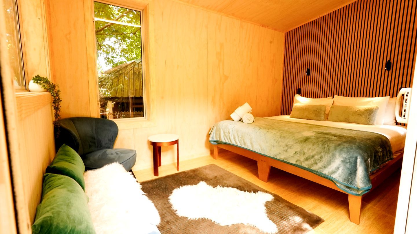 1 bedroom, desk, WiFi