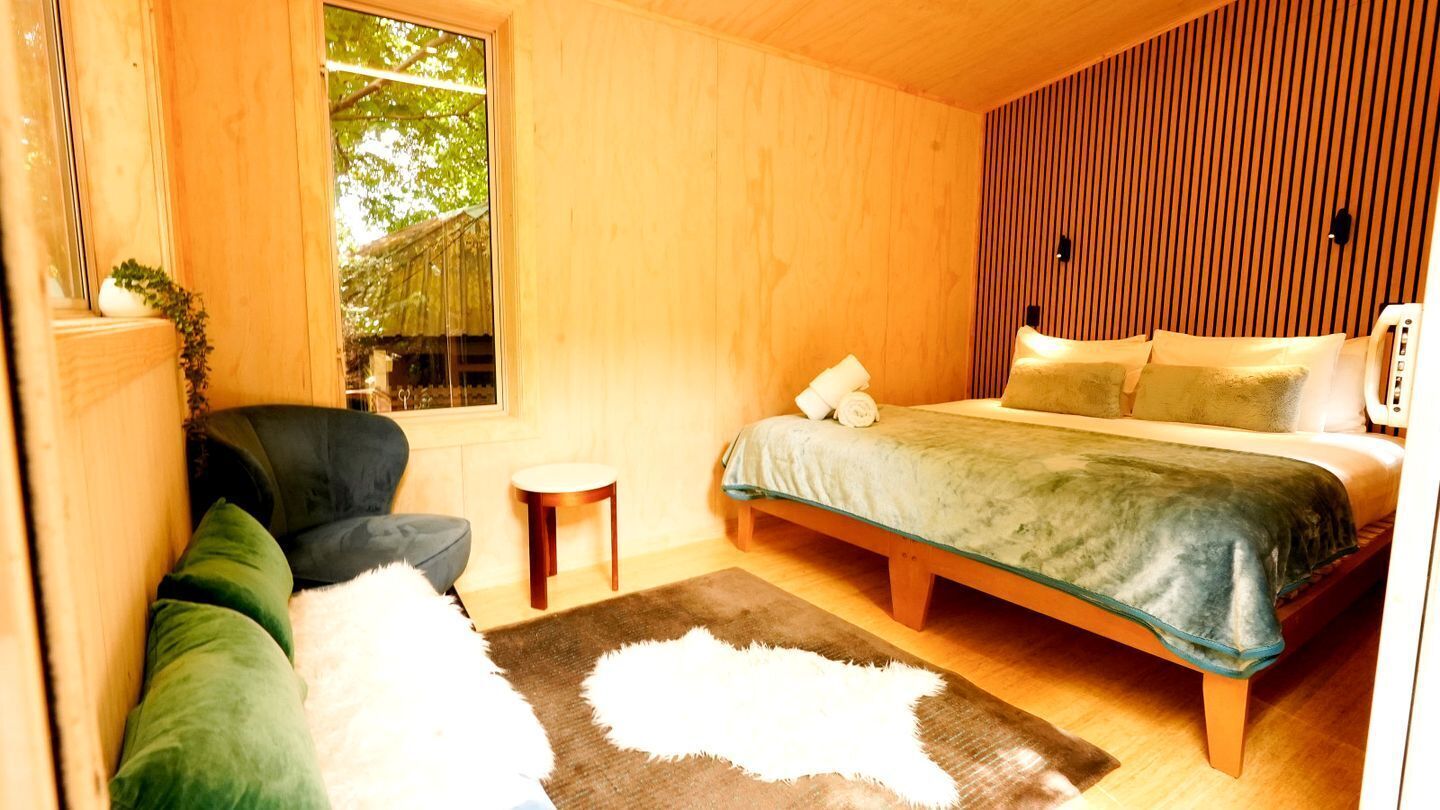 1 bedroom, desk, WiFi