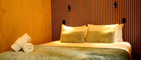 1 bedroom, desk, WiFi