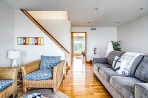 Interior - Glorious Cottage with Amazing Sights in Leamington, Ontario (Leamington)