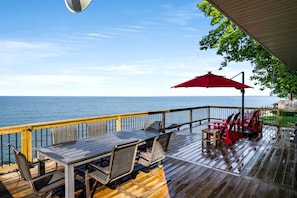Outdoor dining - Glorious Cottage with Amazing Sights in Leamington, Ontario (Leamington)
