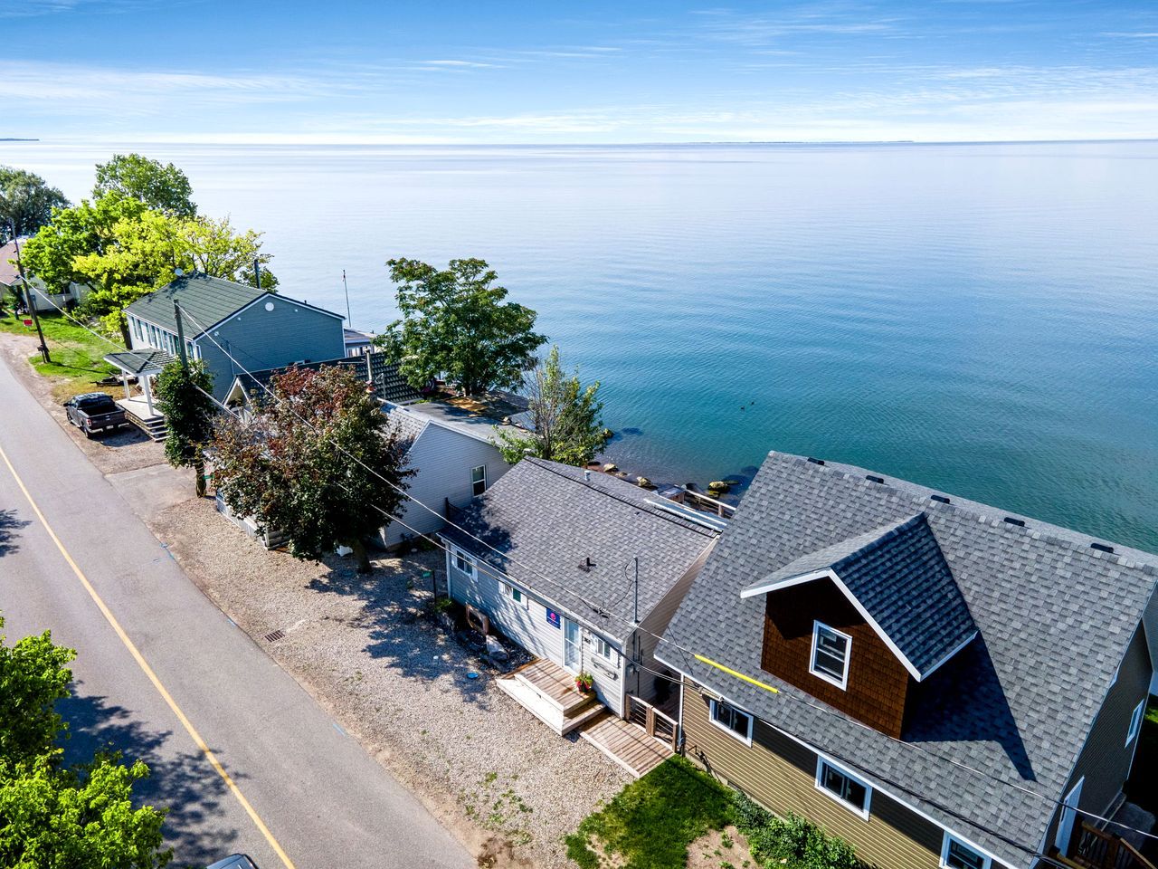 Un quartier résidentiel situé sur la côte, avec des maisons à proximité d’un plan d’eau.