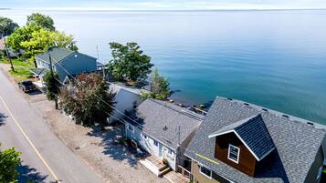 Un quartier résidentiel situé sur la côte, avec des maisons à proximité d’un plan d’eau.