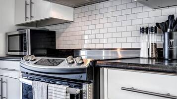 Frigorifero, microonde, forno, piano cottura