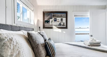 Sweet Beach Rental with Jacuzzi, Deck and Amazing Sunsets in Ontario