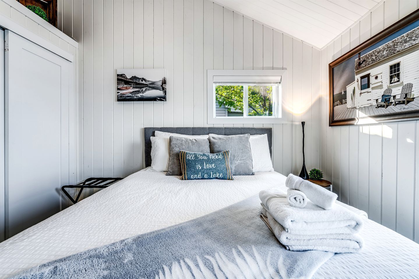 Desk, iron/ironing board, WiFi, bed sheets