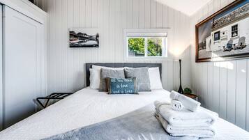 Desk, iron/ironing board, WiFi, bed sheets