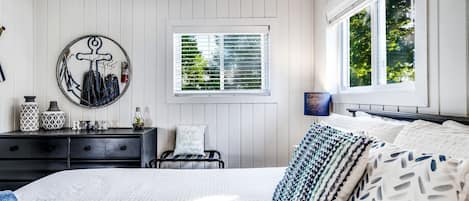 2 bedrooms, desk, iron/ironing board, WiFi