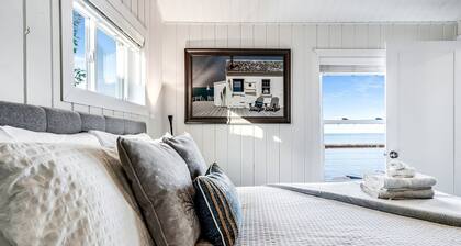 Sweet Beach Rental with Jacuzzi, Deck and Amazing Sunsets in Ontario