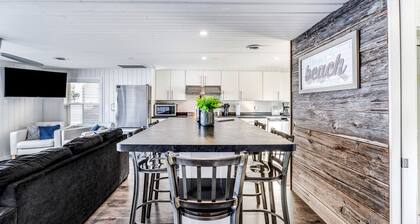 Sweet Beach Rental with Jacuzzi, Deck and Amazing Sunsets in Ontario