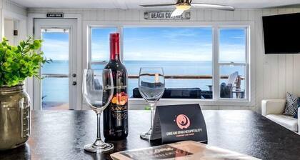 Sweet Beach Rental with Jacuzzi, Deck and Amazing Sunsets in Ontario