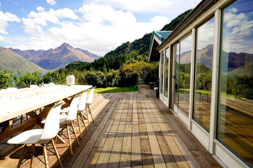 Gorgeous Queenstown Retreat Above Lake Wakatipu