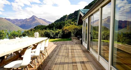 Gorgeous Queenstown Retreat Above Lake Wakatipu