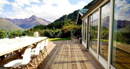 Gorgeous Queenstown Retreat Above Lake Wakatipu