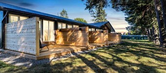 Charming Cottage with Indoor Heated Pool near Sandbanks Provincial Park in Picton, Ontario