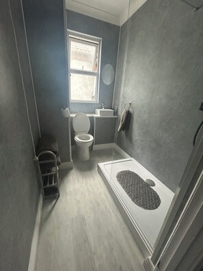 Shower, hair dryer, towels, soap - Cosy, spacious apartment central to the beautiful countryside of Carmarthenshire (Llanelli)