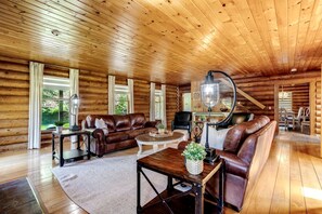 TV - Awesome Cabin with Fire Pit and Hot-tub in Kingsville, Ontario (Kingsville)