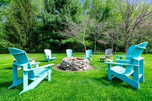 Property grounds - Awesome Cabin with Fire Pit and Hot-tub in Kingsville, Ontario (Kingsville)