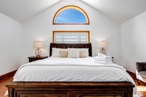 Desk, iron/ironing board, WiFi, bed sheets - Awesome Cabin with Fire Pit and Hot-tub in Kingsville, Ontario (Kingsville)