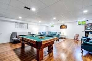 TV - Awesome Cabin with Fire Pit and Hot-tub in Kingsville, Ontario (Kingsville)