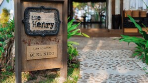 Uma placa com o nome 'The Henry' e uma inscrição abaixo.