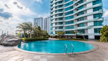 Una piscina al aire libre