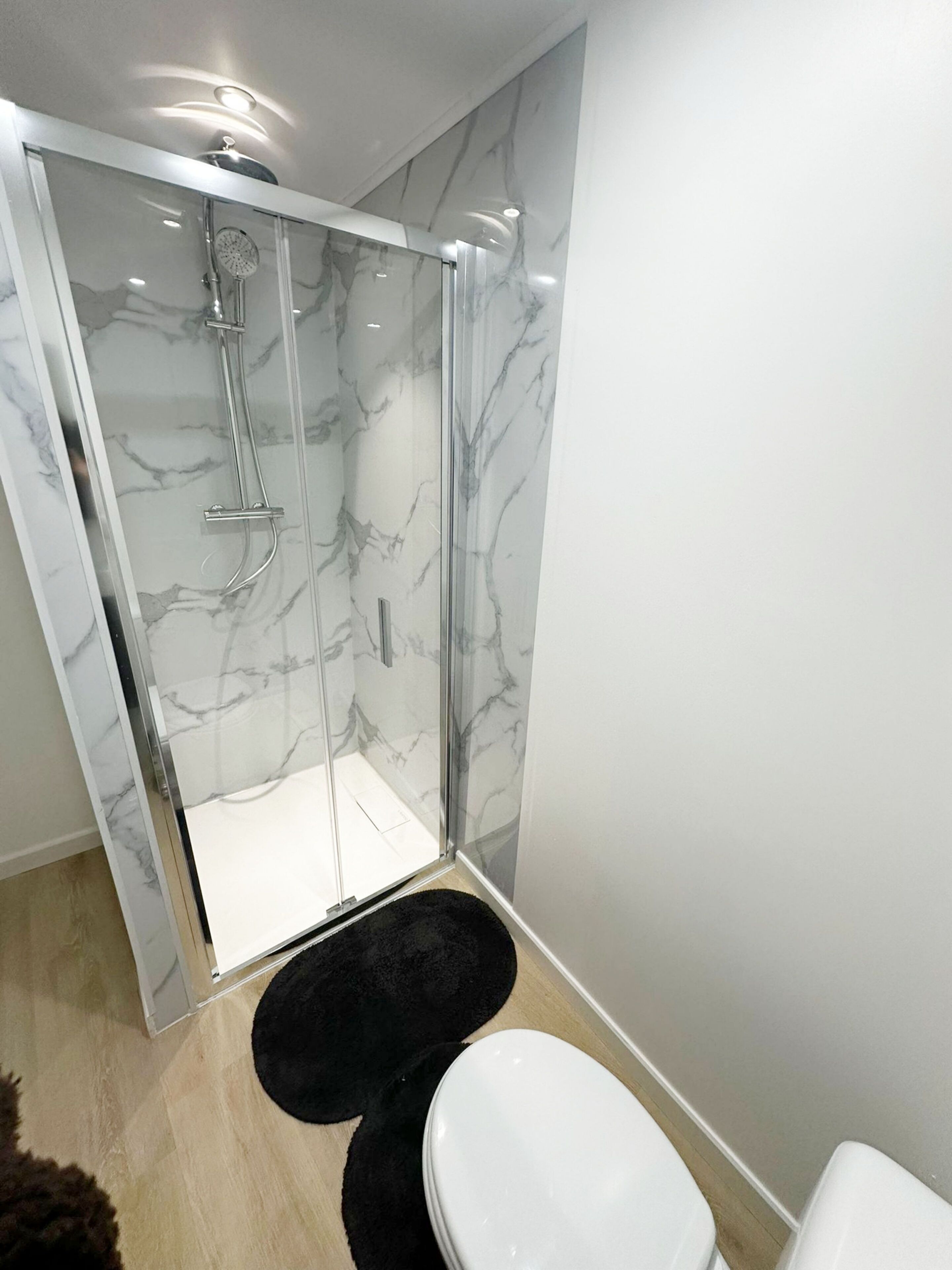 Douche, sèche-cheveux, serviettes fournies, savon