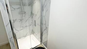 Douche, sèche-cheveux, serviettes fournies, savon