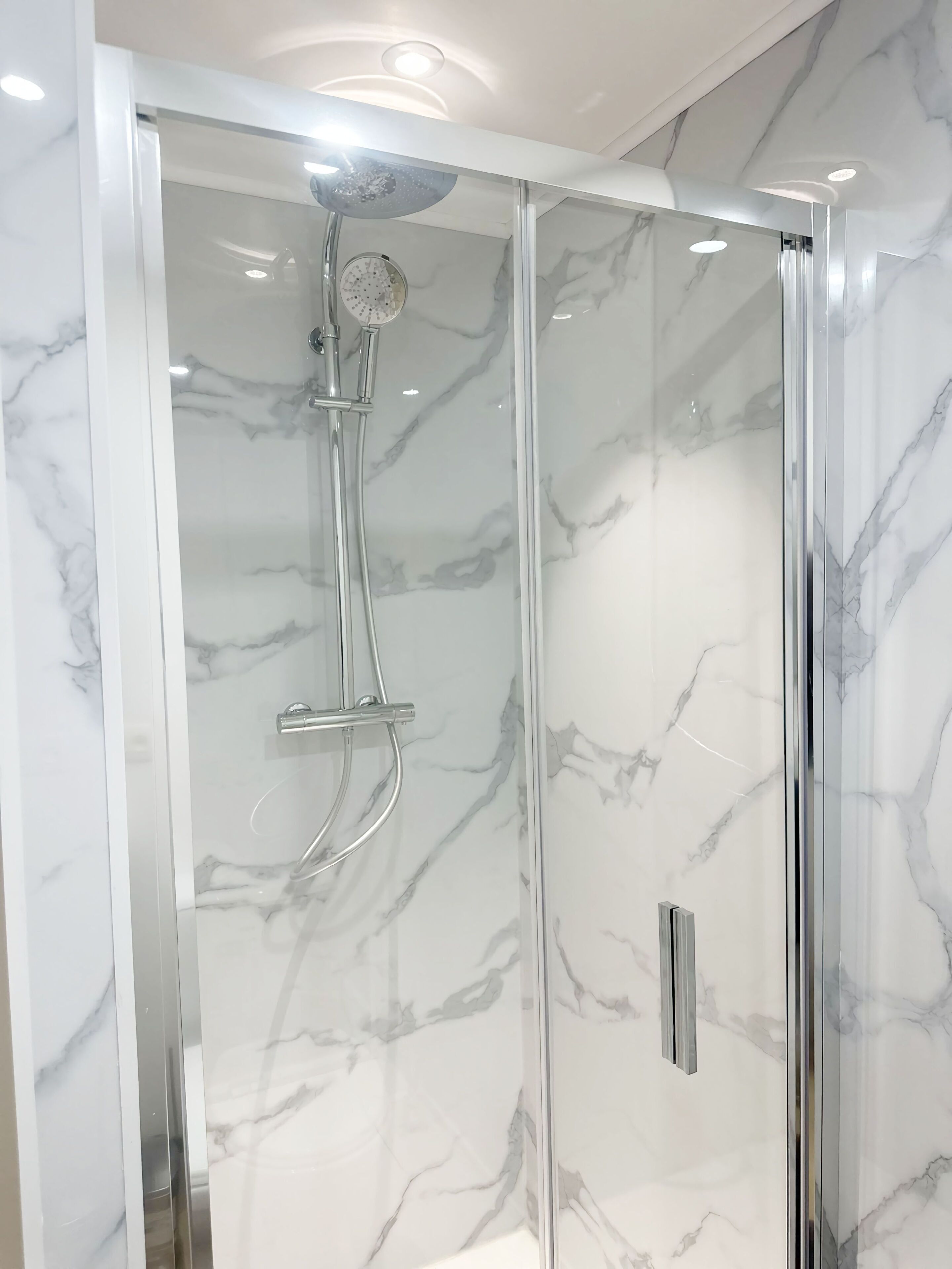 Een douche, een haardroger, handdoeken, zeep