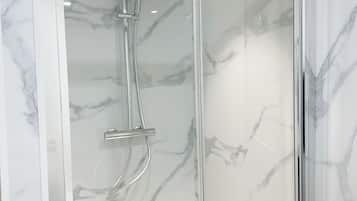 Een douche, een haardroger, handdoeken, zeep