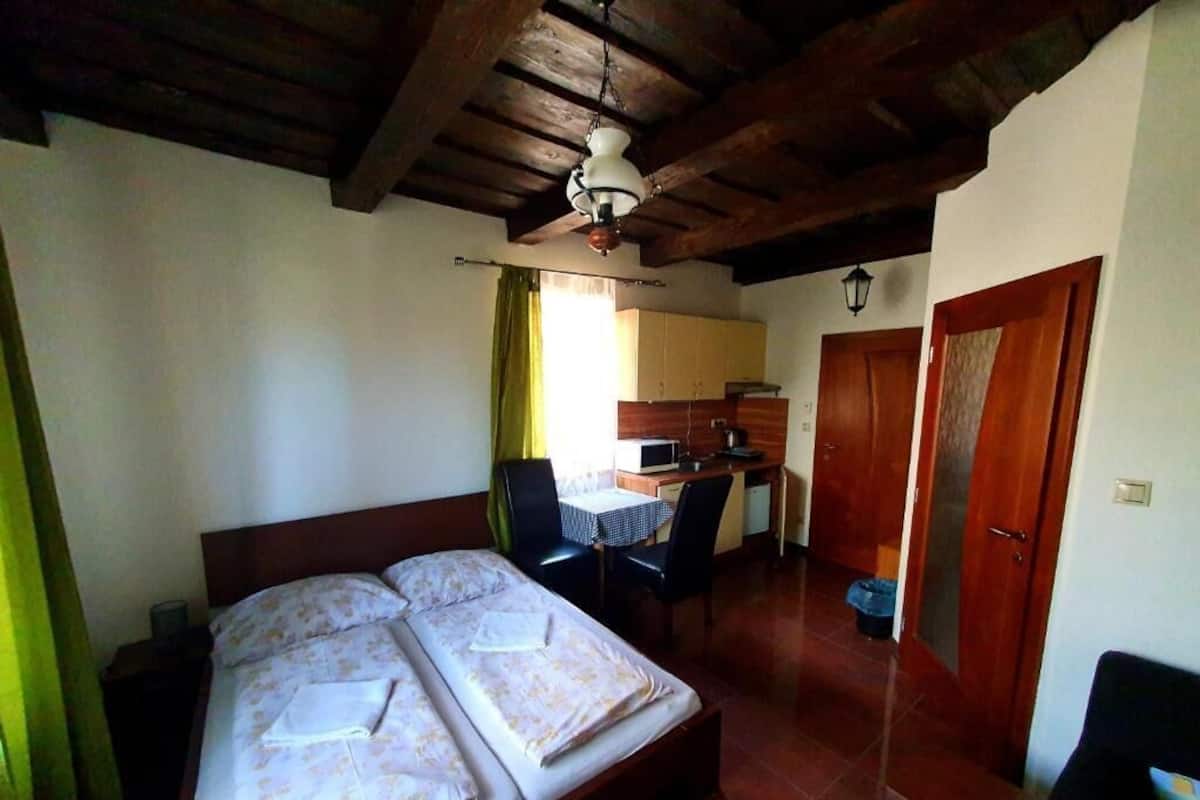 Une piĂšce comprenant un lit, un bureau et une chaise.