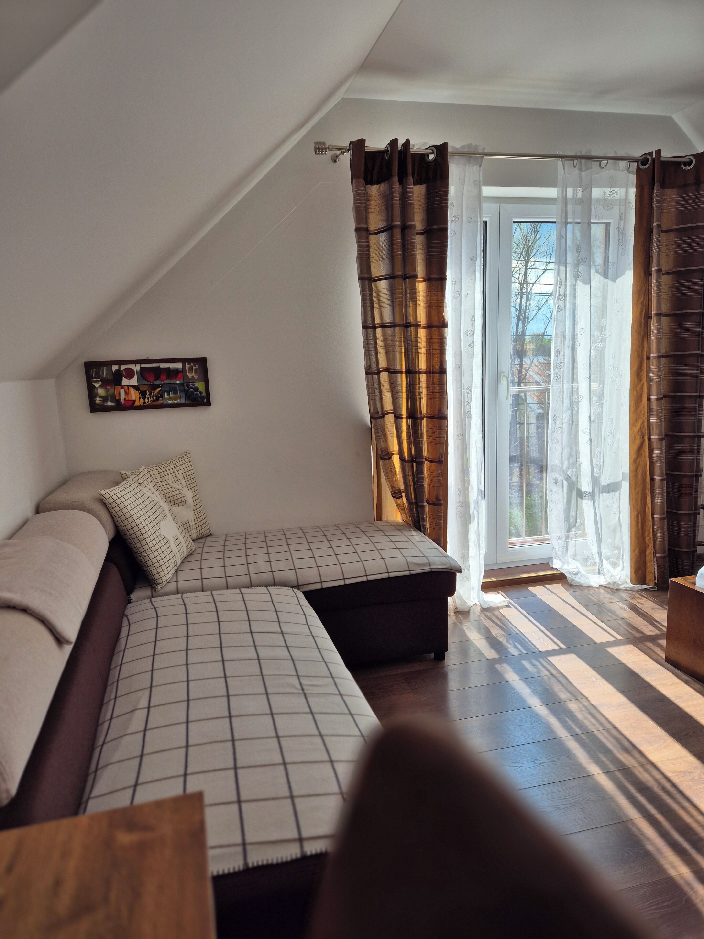 Deluxe Studio, Hill View