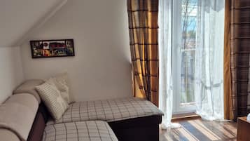 Deluxe Studio, Hill View
