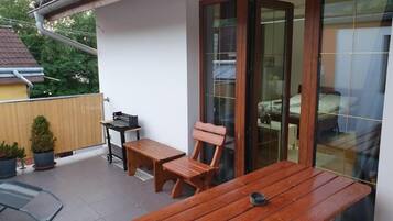 Apartamento superior, varanda | Opções para refeição ao ar livre