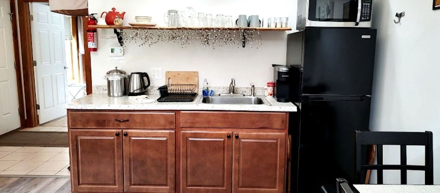Coffee/tea maker, fridge, microwave, stovetop