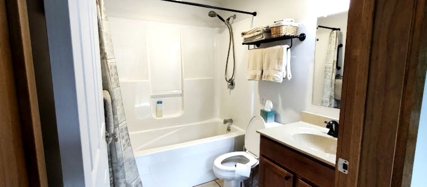 Un baño con bañera, inodoro y lavabo.